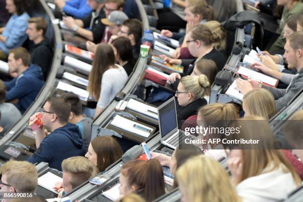 Students attend a lecture on October 25, 2017 at the university in Ulm in southern Germany. / AFP PHOTO / dpa / Stefan Puchner / Germany OUT