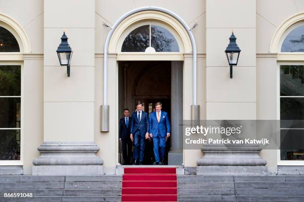 King Willem-Alexander and Prime Minister Mark Rutte present the new cabinet on the stairs of Palace Noordeinde on October 24, 2017 in The Hague,...