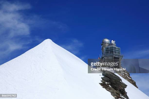 the sphinx observatory on jungfraujoch, swiss alps jungfrau-aletsch, unesco world heritage site, switzerland - jungfraujoch stockfoto's en -beelden