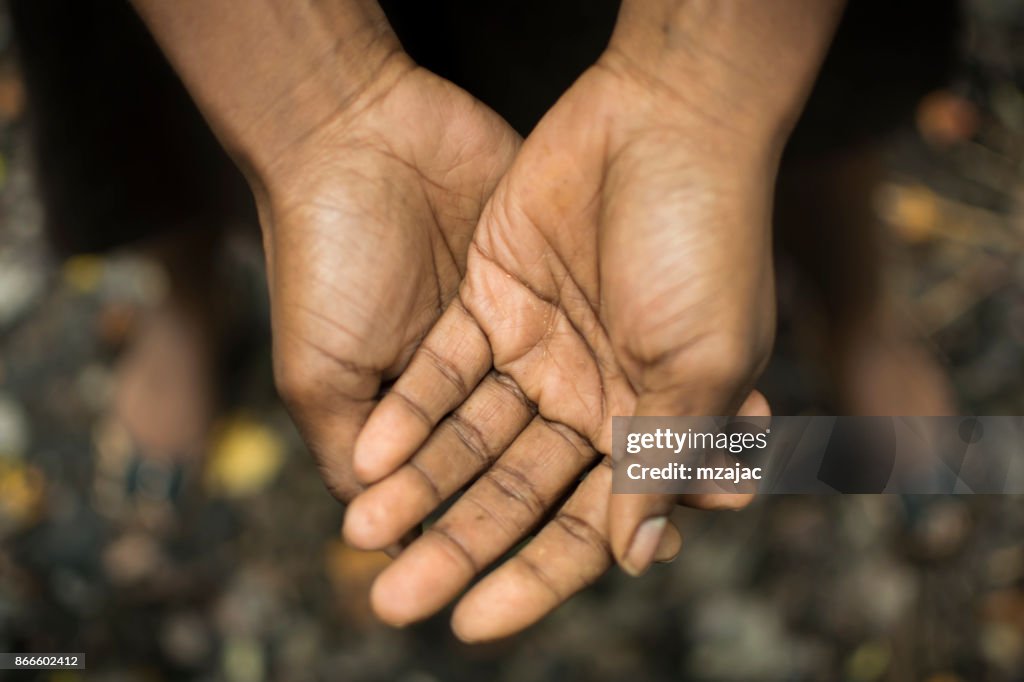 African American handen samengehouden