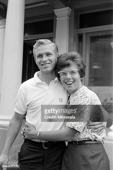Verdienen bedrijf Slip schoenen Billie Jean King and her husband Larry before they leave for Wales... News  Photo - Getty Images