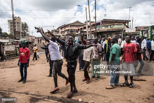 National Super Alliance supporters shouting "No raila no peace", gather to build up barricades to block roads in area 56 in Kawangare district in...