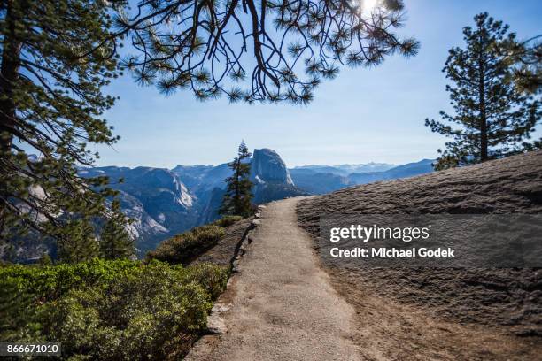 scenic views of the yosemite valley on a bright summer day - verwaltungsbezirk mariposa county stock-fotos und bilder