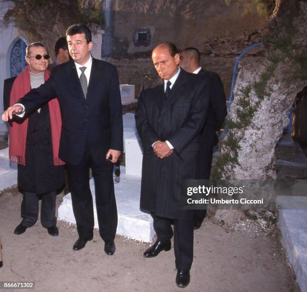 Really sad Silvio Berlusconi, Tarak Ben Ammar and the Italian singer Tony Renis at the funeral chamber of the military hospital in Tunis when Bettino...