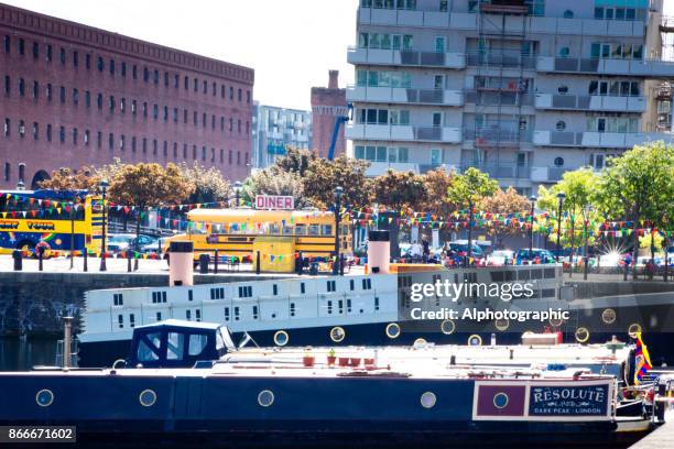 narrowboats und andere fahrzeuge im albert dock marina - yellow submarine stock-fotos und bilder