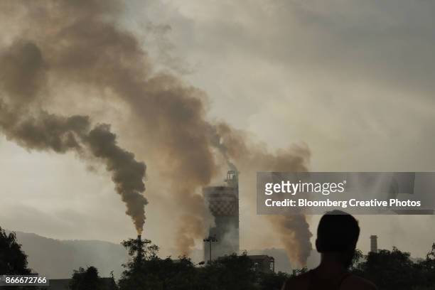 chemical factory as it discharges exhaust - india pollution stock pictures, royalty-free photos & images