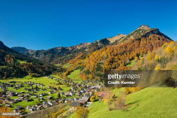 田園詩般的村莊和秋天美麗的風景 - kemter 個照片及圖片檔