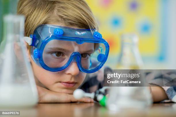 haciendo un experimento de ciencia - genius fotografías e imágenes de stock