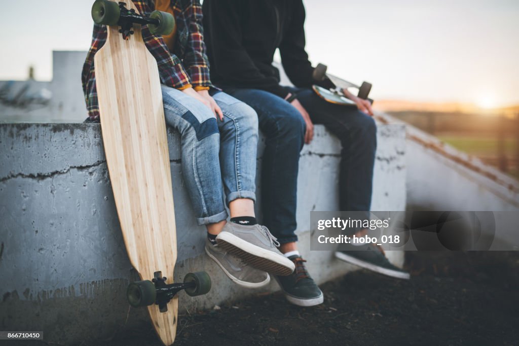 Skateboardåkare ta en vila i skatepark