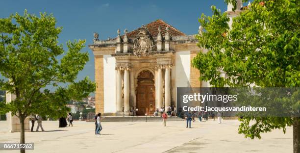 l'ingresso della biblioteca di fama mondiale dell'università di coimbra, portogallo - coimbra university foto e immagini stock