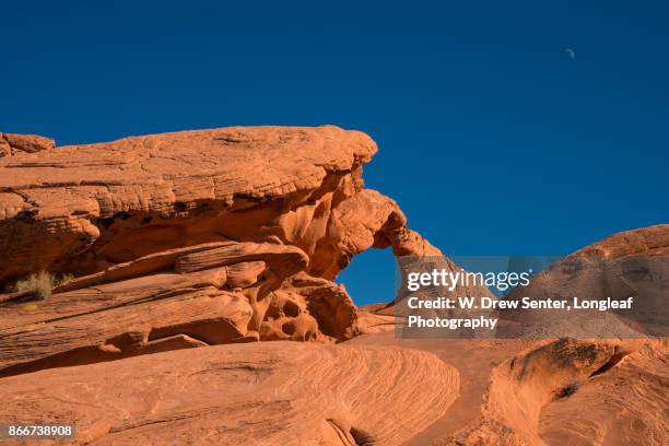 arch rock and moon - área de protecção nacional red rock canyon imagens e fotografias de stock