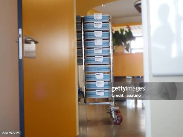 trays of food for the sick in a hospital - helicobacter pylori stockfoto's en -beelden