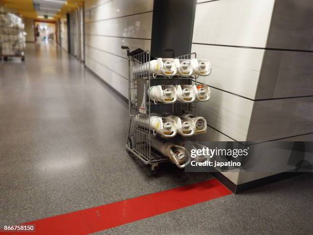 oxygen bottles for supply in a hospital - ストレプトミセス ストックフォトと画像