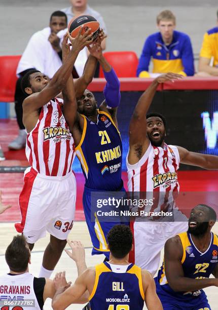 James Anderson, #21 of Khimki Moscow Region competes with Hollis Thompson, #34 of Olympiacos Piraeus during the 2017/2018 Turkish Airlines EuroLeague...