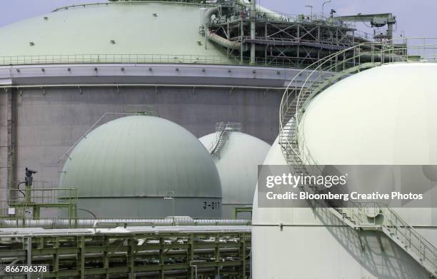 liquefied natural gas (lng) tanks stand at a terminal - lng stock-fotos und bilder