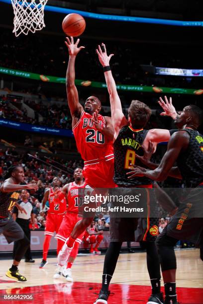 Quincy Pondexter of the Chicago Bulls shoots the ball against the Atlanta Hawks on October 26, 2017 at the United Center in Chicago, Illinois. NOTE...