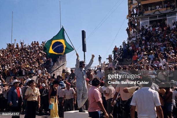 Emerson Fittipaldi, Colin Chapman, Maria Helena Fittipaldi, Grand Prix of Brazil, Interlagos, 11 February 1973.