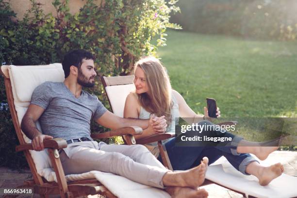 giovane coppia in vacanza - garden furniture foto e immagini stock