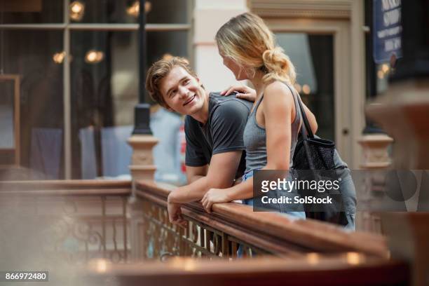 paar in sydney winkelcentrum - shopping australia stockfoto's en -beelden