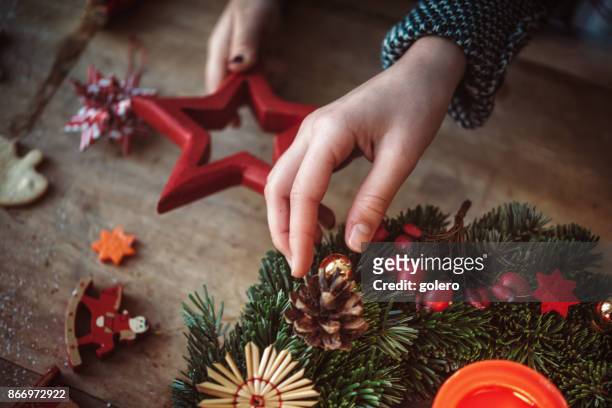 kinder adventskranz dekorieren - decoration stock-fotos und bilder