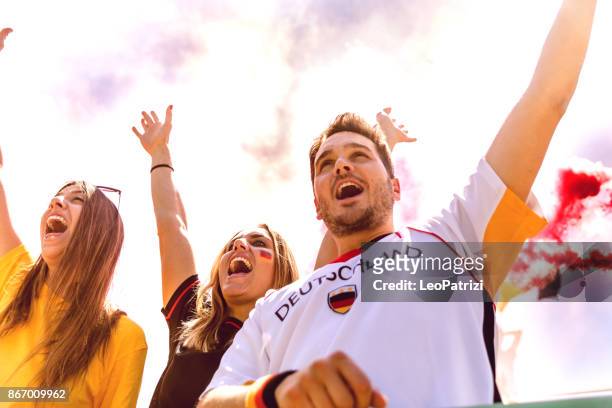 deutschland supporters in stadion tijdens een voetbalcompetitie - german football association stockfoto's en -beelden