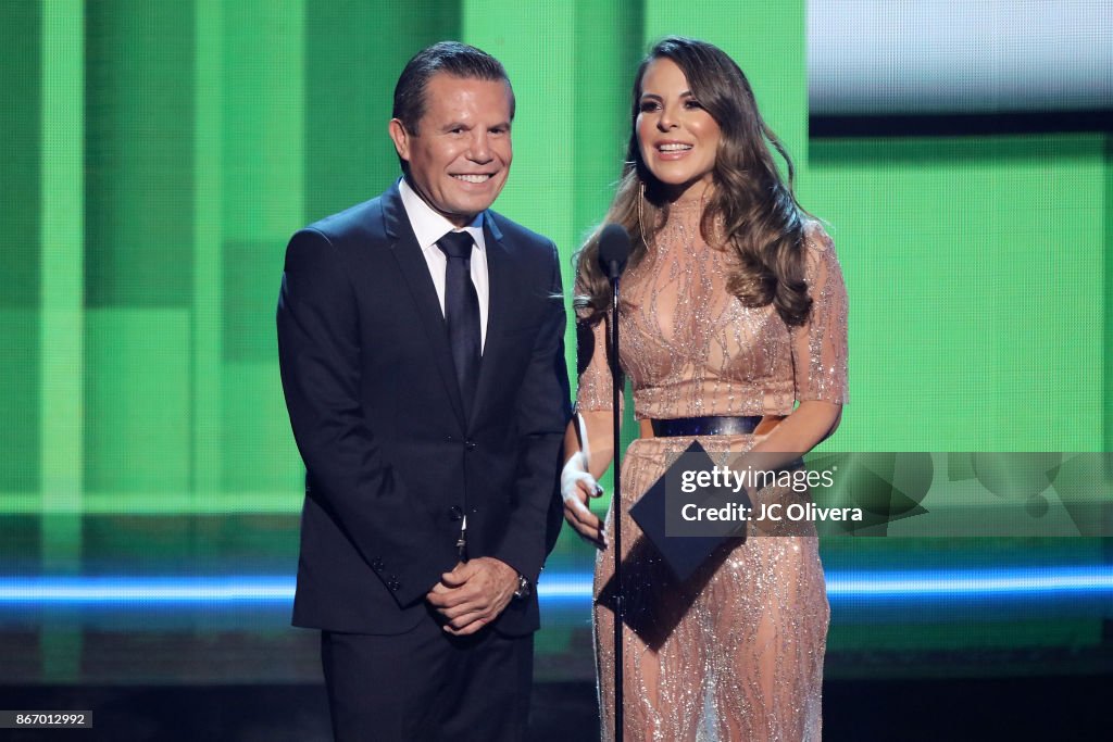 Former Boxer Julio Cesar Chavez and actor Kate Del Castillo speak... Fotografía de noticias - Getty Images Former Boxer Julio Cesar Chavez and actor Kate Del Castillo speak... Fotografía de noticias - Getty Images
