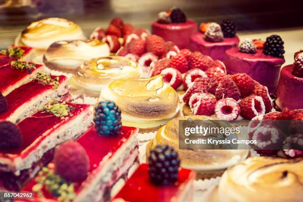 pastries desserts at bakery window in paris - pasteleria fotografías e imágenes de stock