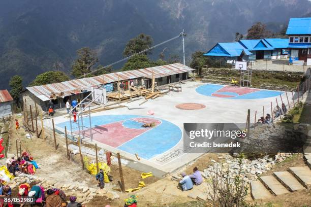 gemeenschap basketbalveld in ghorepani annapurna conservation area nepal - annapurna conservation area stockfoto's en -beelden