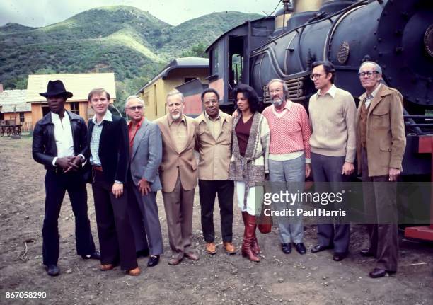 Georg Stanford Brown, Richard Thomas, David L Wolper, Alex Haley, Olivia Cole, Henry Fonda and some other cast and crew members of Roots at a photo...