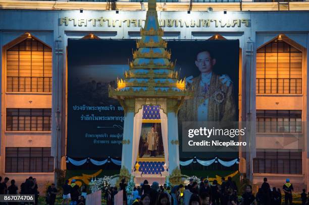 thailand honours late king bhumibol with five-day state funeral - thailand continues to grieve for its late king foto e immagini stock