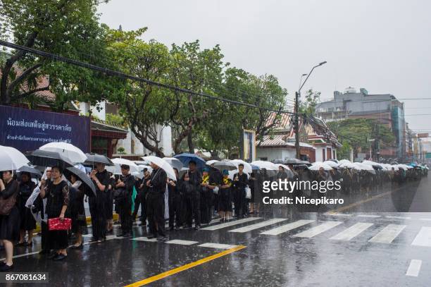 thailand honours late king bhumibol with five-day state funeral - thailand continues to grieve for its late king foto e immagini stock