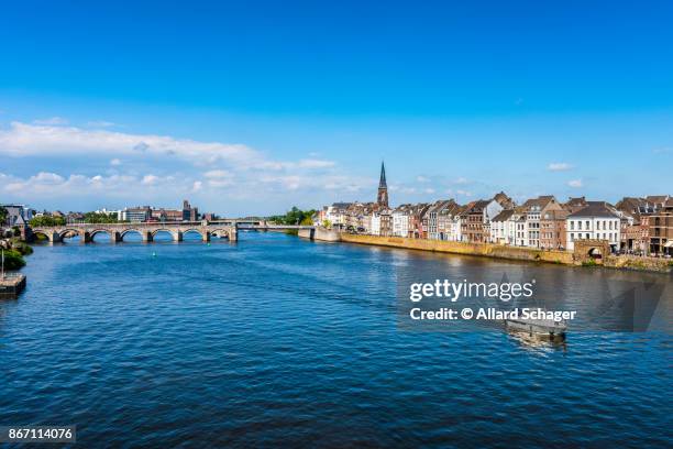 maastricht netherlands and maas river - limburgo países bajos fotografías e imágenes de stock