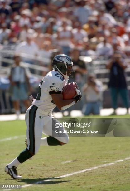 Allen Rossum of the Philadelphia Eagles returns a kickoff against the San Diego Chargers at Jack Murphy Stadium circa 1998 in San Diego, California.