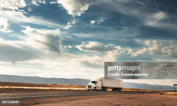 camión en la carretera en la ruta 66 - convoy fotografías e imágenes de stock