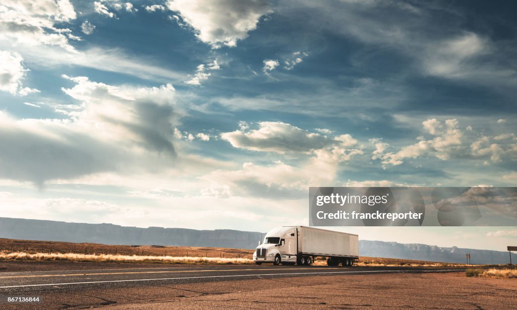 Vrachtwagen op de weg op de route 66