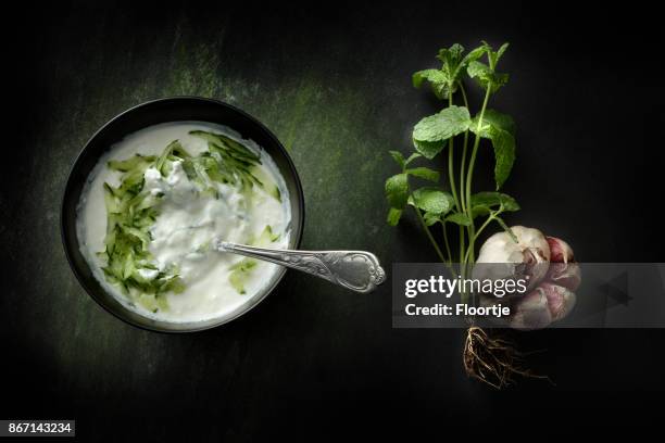 comida griega: bodegón tzatziki - salsa con base de yogur fotografías e imágenes de stock