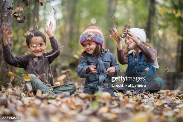 foglie lancianti - solo bambini foto e immagini stock