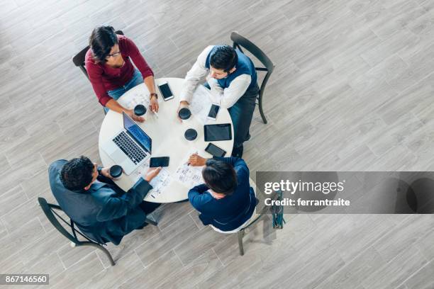 réunion d’affaires vue d’en haut - table ronde réunion photos et images de collection