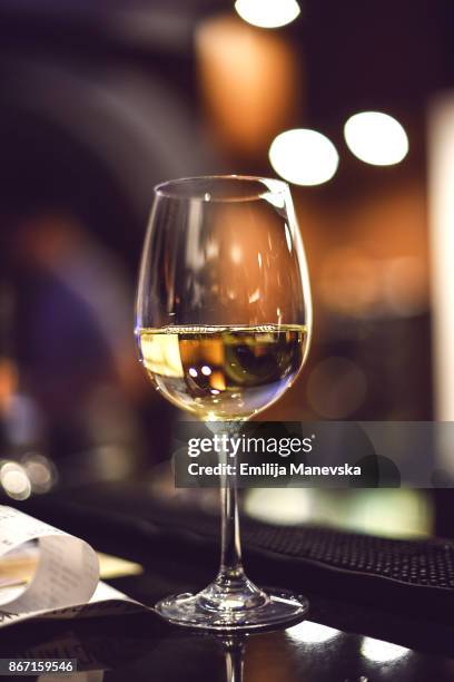 white wine in glass - chardonnay grape 個照片及圖片檔