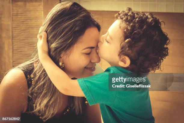 moeder en zoon - kissing kids stockfoto's en -beelden