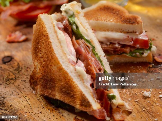 sándwiches tostados sándwich - bocadillo de beicon lechuga y tomate fotografías e imágenes de stock