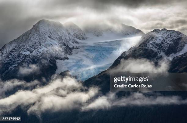 glacier and clouds - foresta nazionale di chugach foto e immagini stock