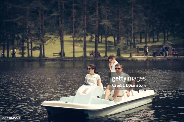 famille sur le bateau à pédales - pedal boat photos et images de collection