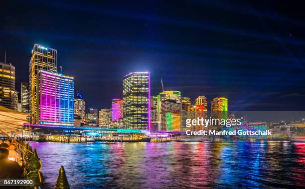 illuminated sydney skyline vivid 2017 - vivid sydney stock pictures, royalty-free photos & images