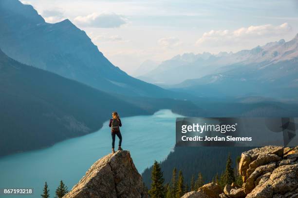 hiking above a lake - maestosità foto e immagini stock
