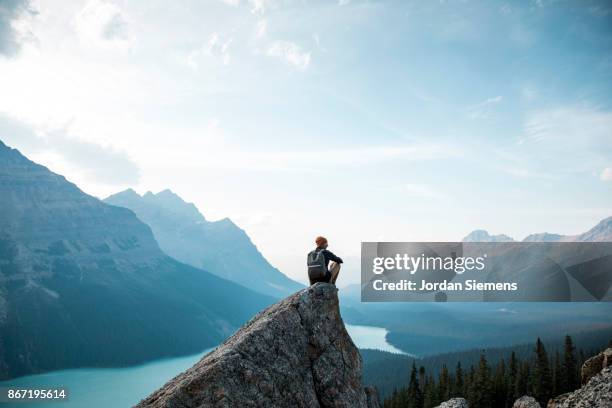 hiking above a lake - majestuoso fotografías e imágenes de stock