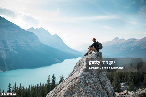hiking above a lake - un solo hombre fotografías e imágenes de stock