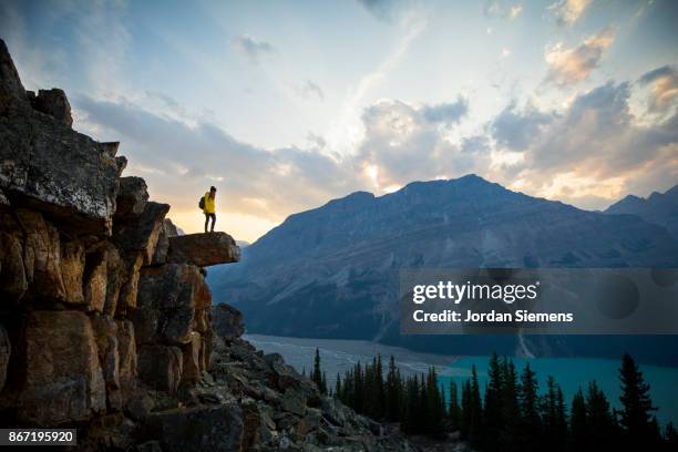 hiking above a lake - verwonderingsdrang stockfoto's en -beelden