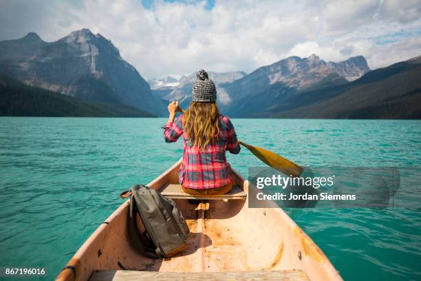 canoeing on a turquoise lake - canoeing 個照片及圖片檔