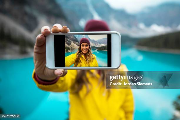 iphone selfie - woman smartphone nature stockfoto's en -beelden